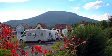 Wohnmobil-Abstellplatz mit Serviceeinrichtungen