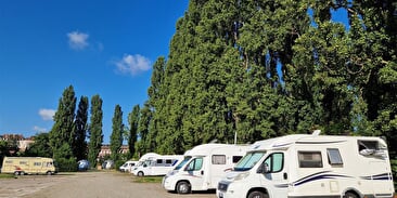 Dienstleistungs- und Parkbereich