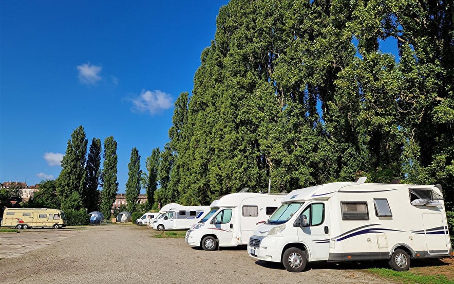 Dienstleistungs- und Parkbereich